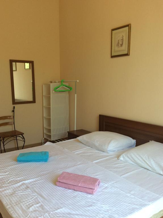 Griboedov Hostel & Suites Тбилиси Экстерьер фото