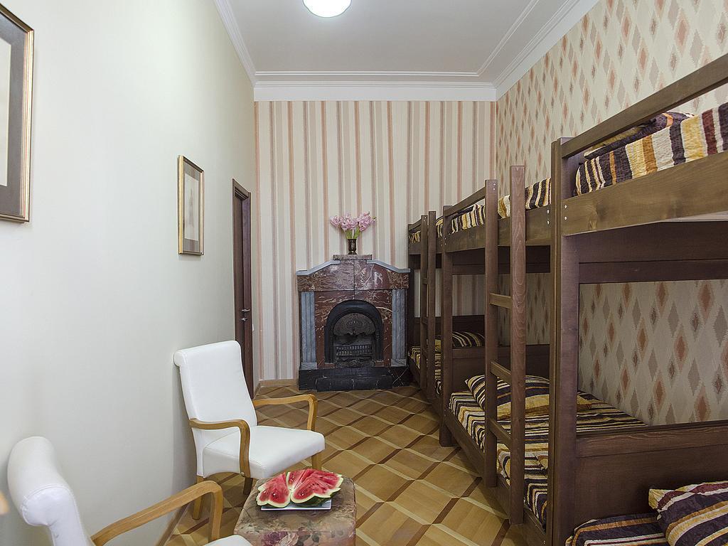 Griboedov Hostel & Suites Тбилиси Экстерьер фото