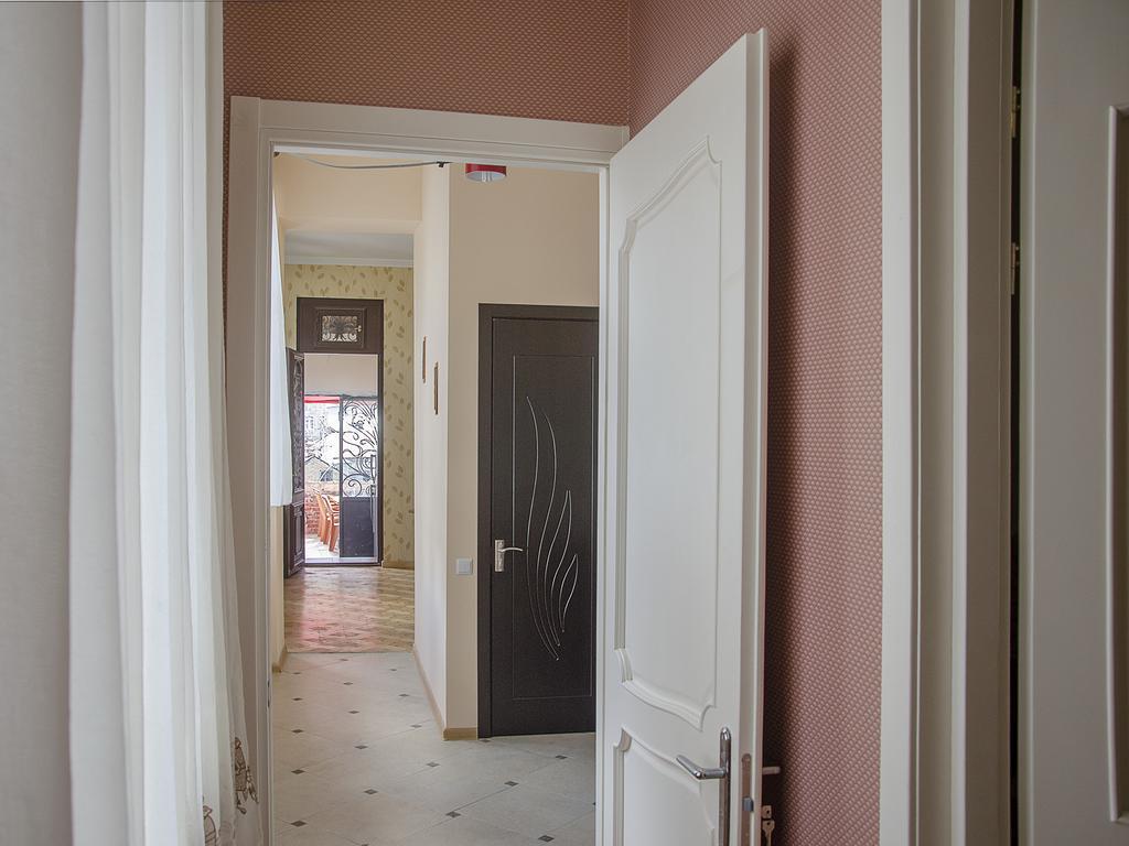 Griboedov Hostel & Suites Тбилиси Экстерьер фото