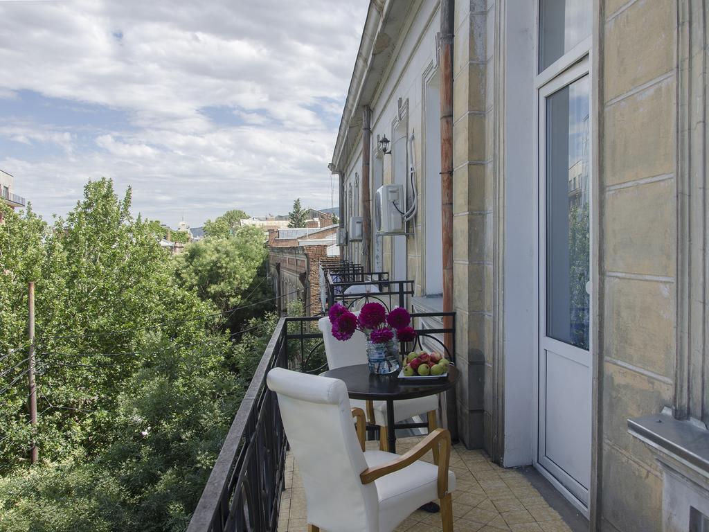 Griboedov Hostel & Suites Тбилиси Экстерьер фото
