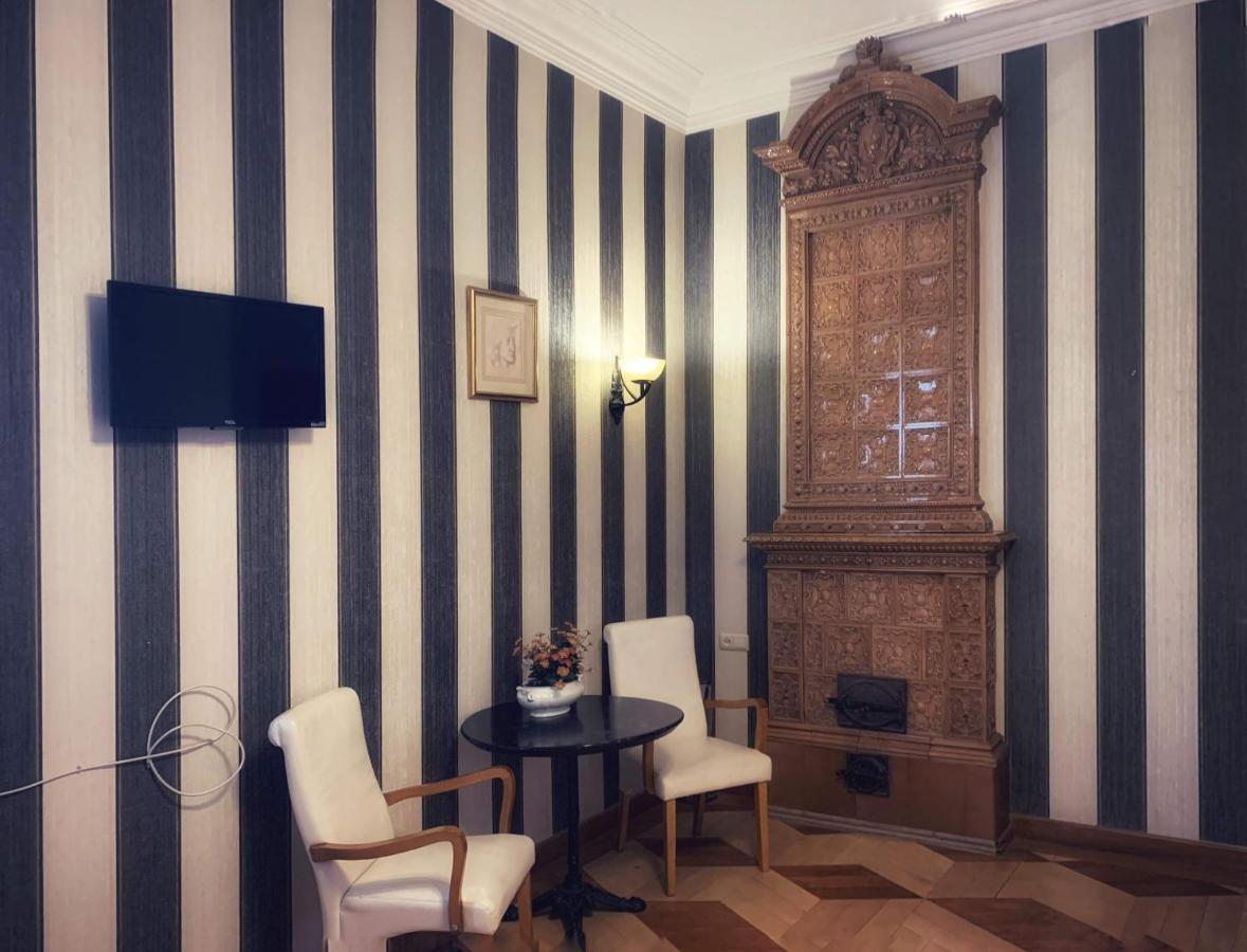 Griboedov Hostel & Suites Тбилиси Экстерьер фото