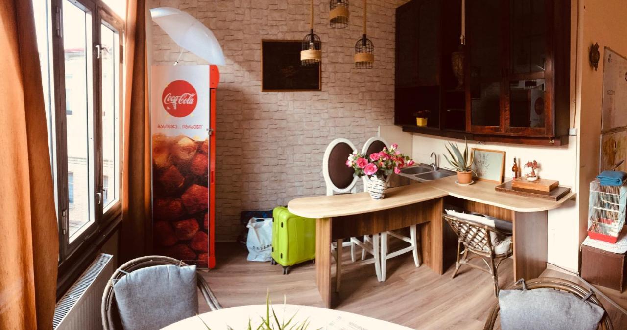 Griboedov Hostel & Suites Тбилиси Экстерьер фото